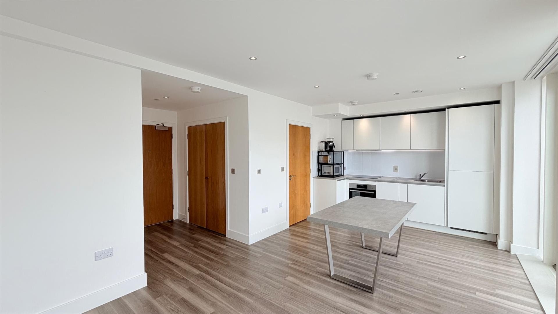 Flat Wray Avenue in Greater London