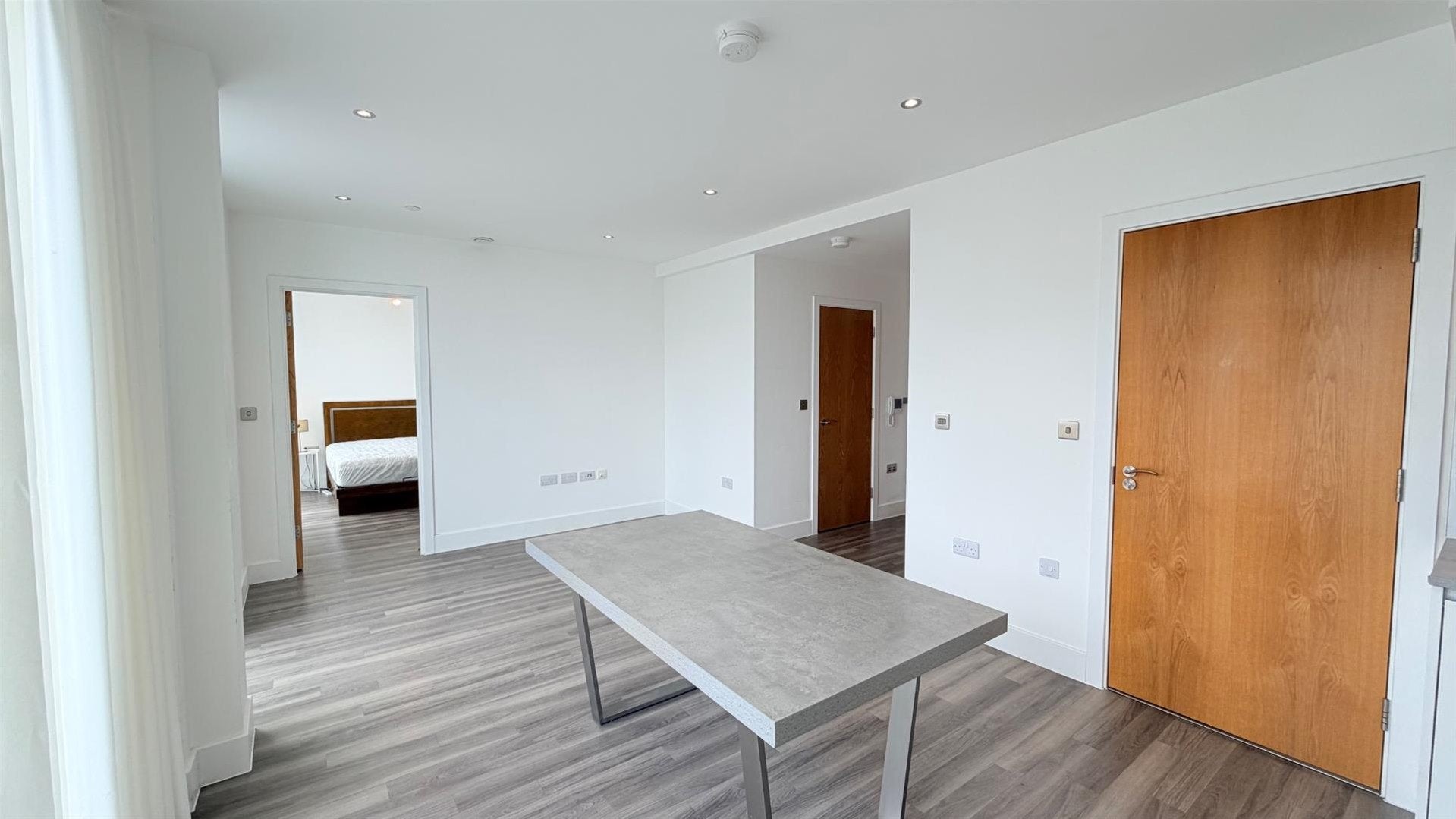 Flat Wray Avenue in Greater London