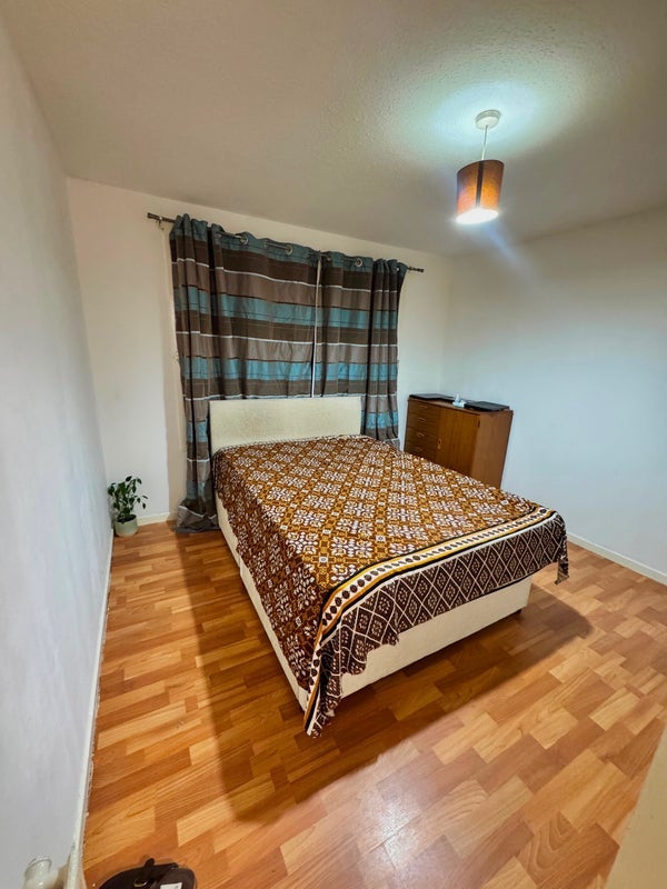 Room Ballantrae Road in Glasgow