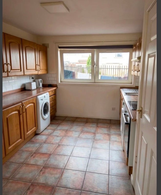 Room Ballantrae Road in Glasgow