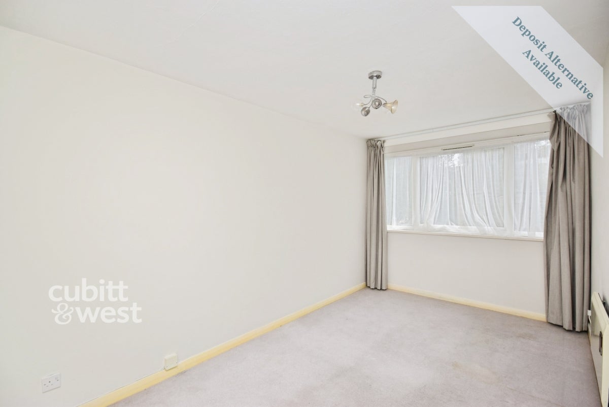Flat Wheatcroft Court in Greater London