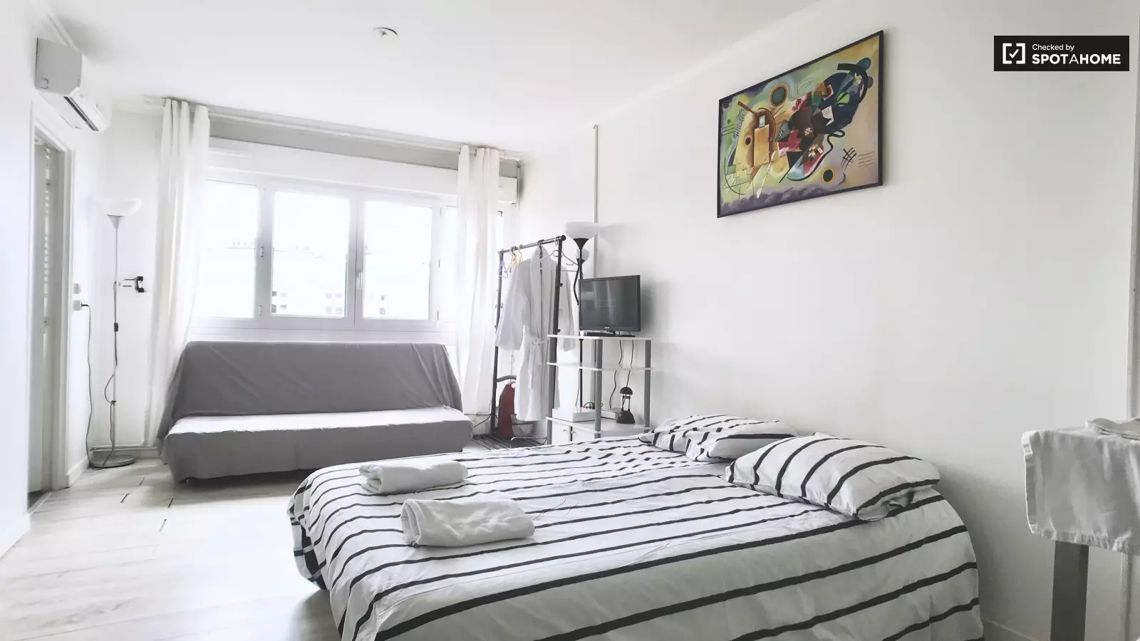 Flat Rue de Jessaint in Paris
