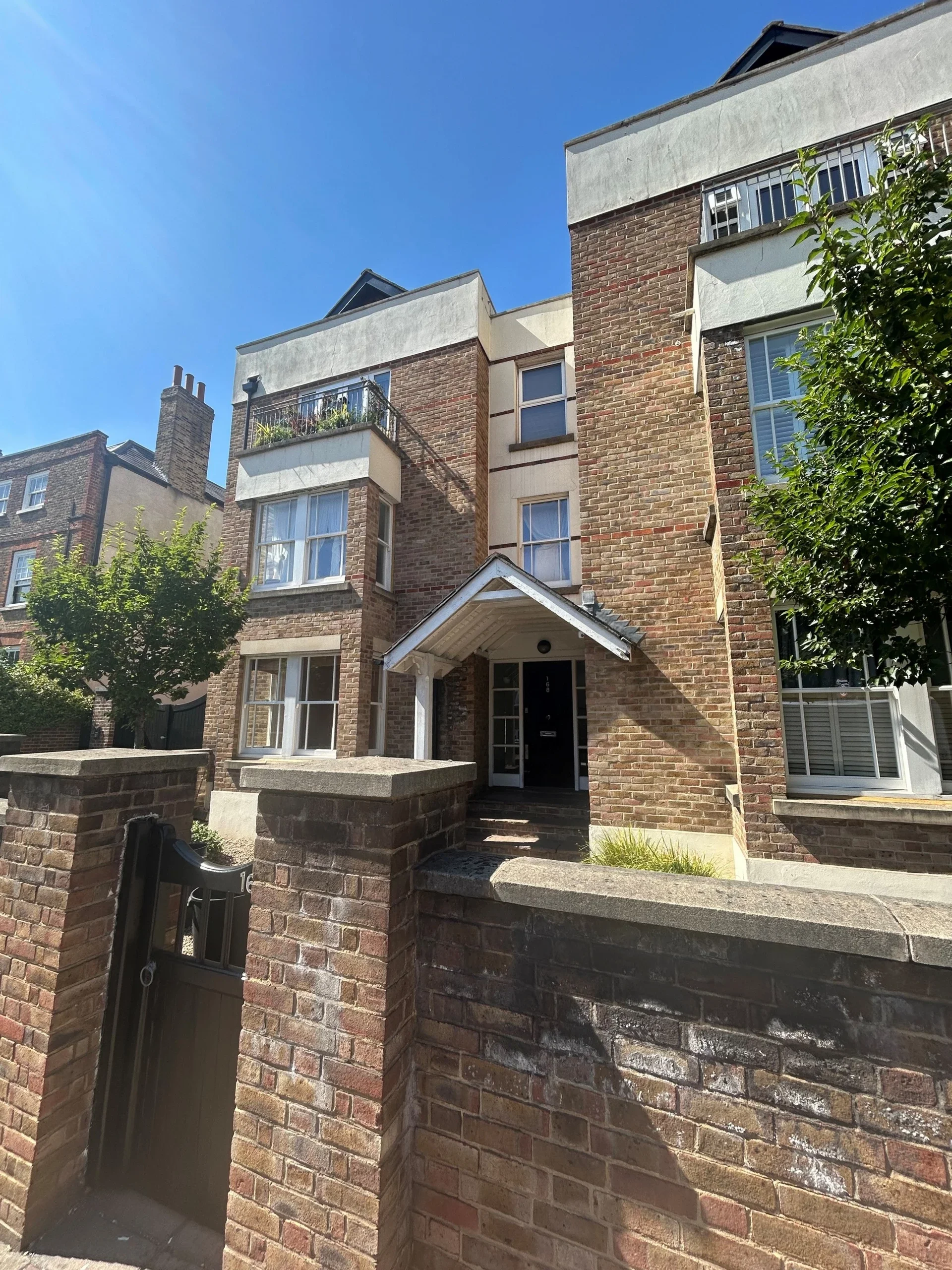 Flat Cricketers Mews in Greater London
