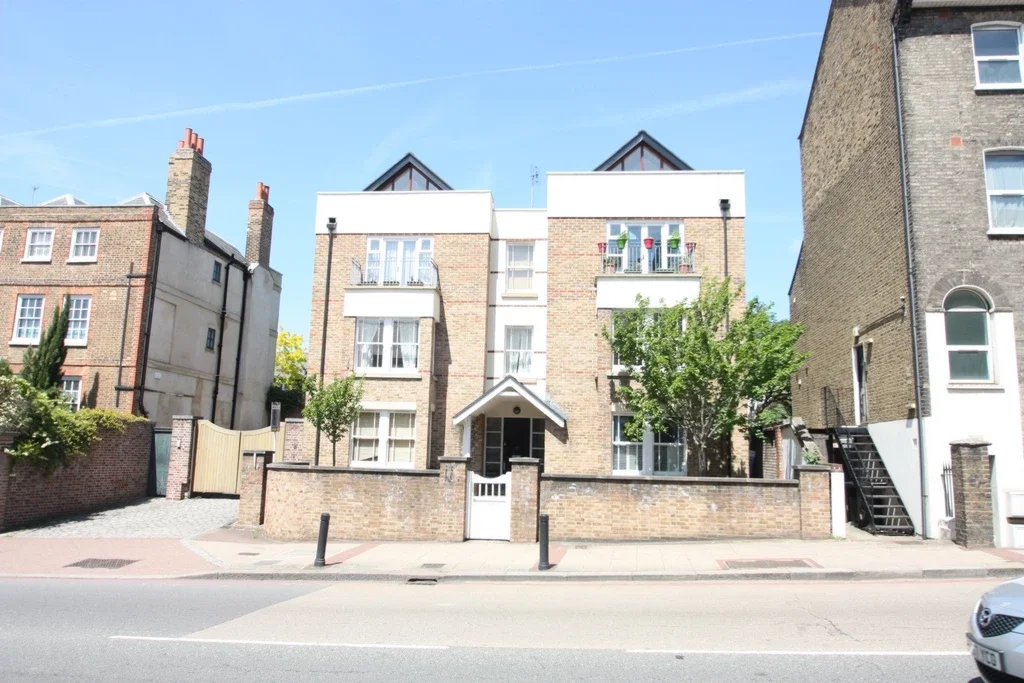 Flat Cricketers Mews in Greater London