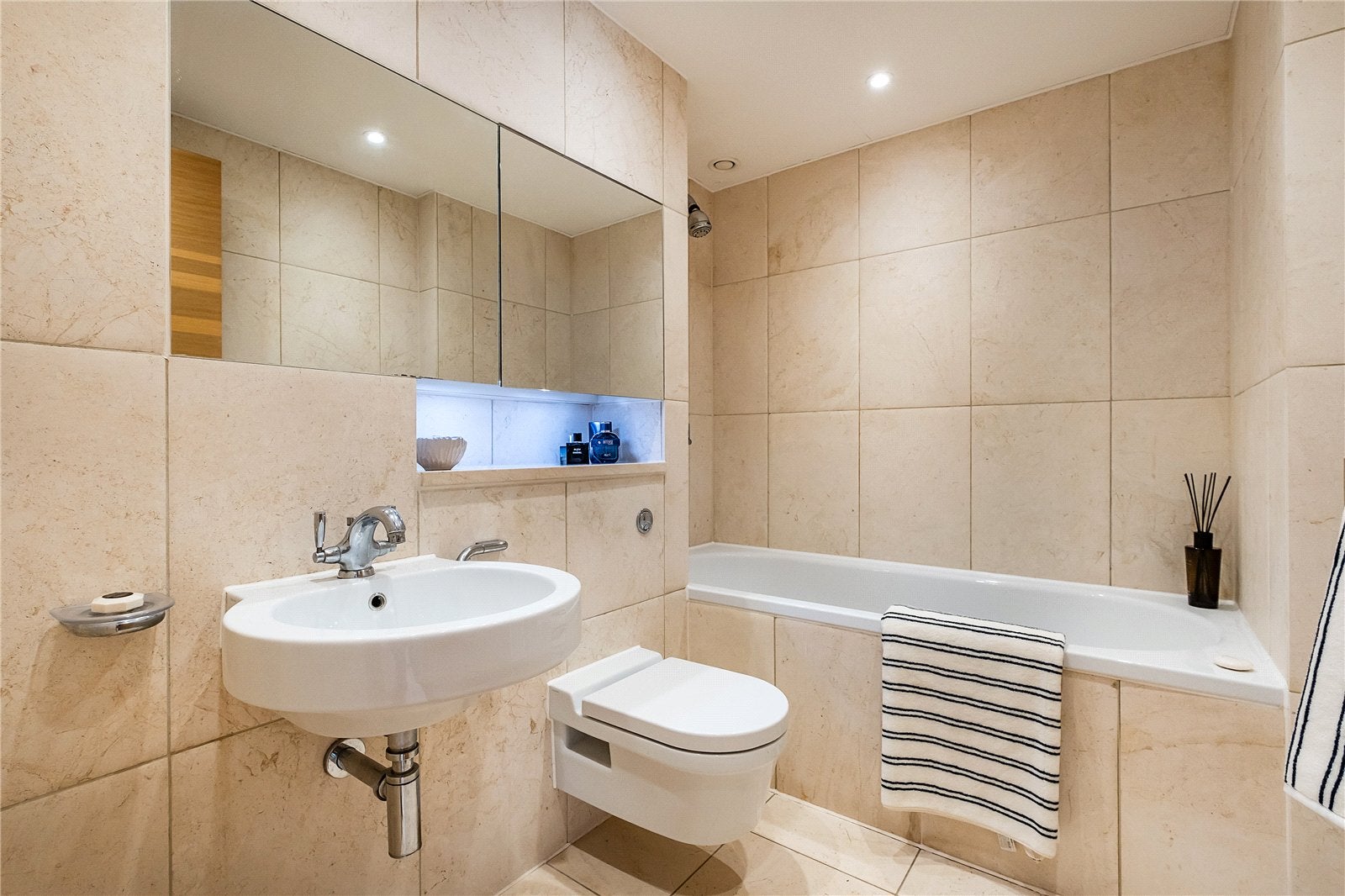 Flat Queenstown Road in Greater London