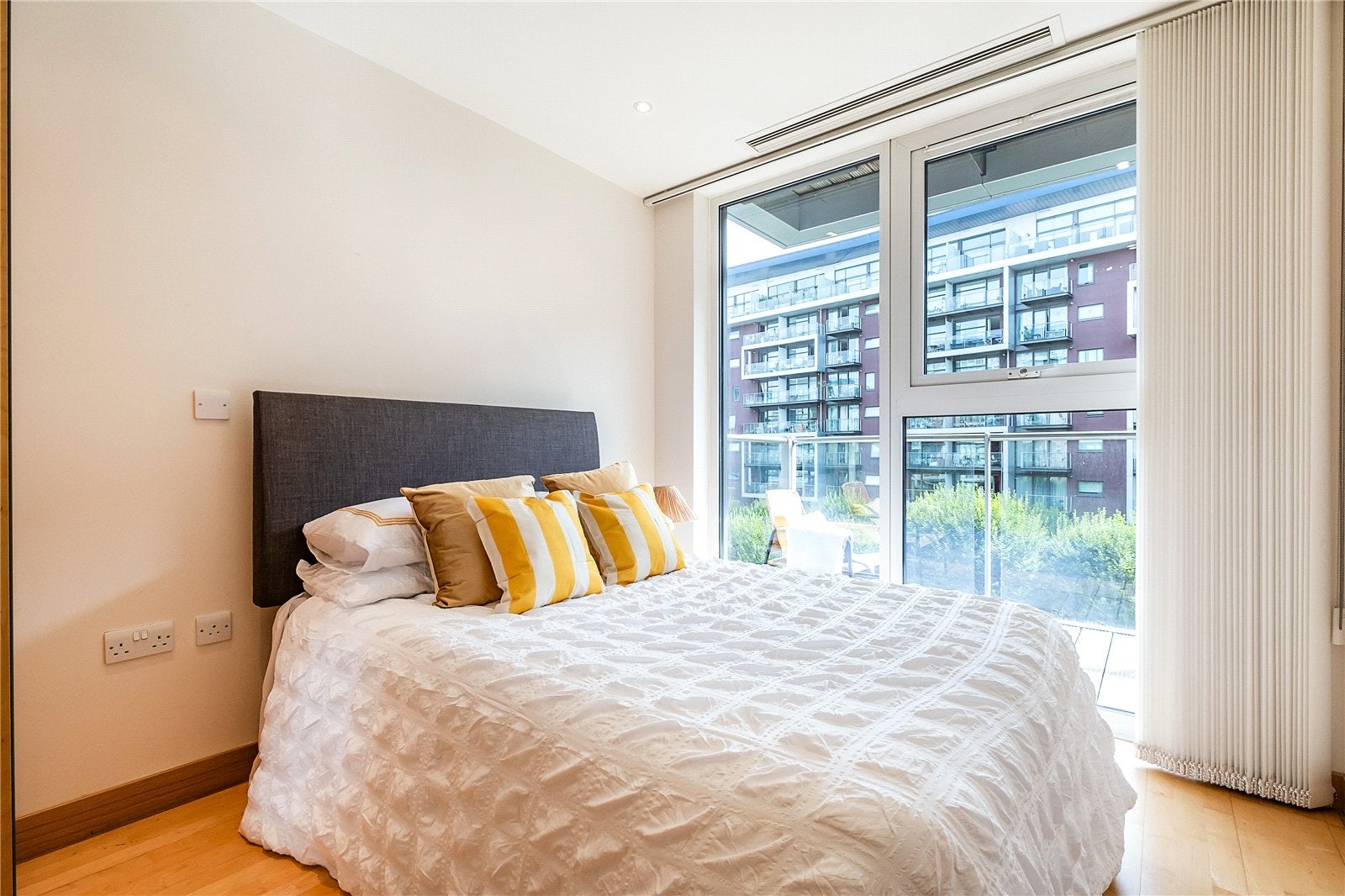 Flat Queenstown Road in Greater London