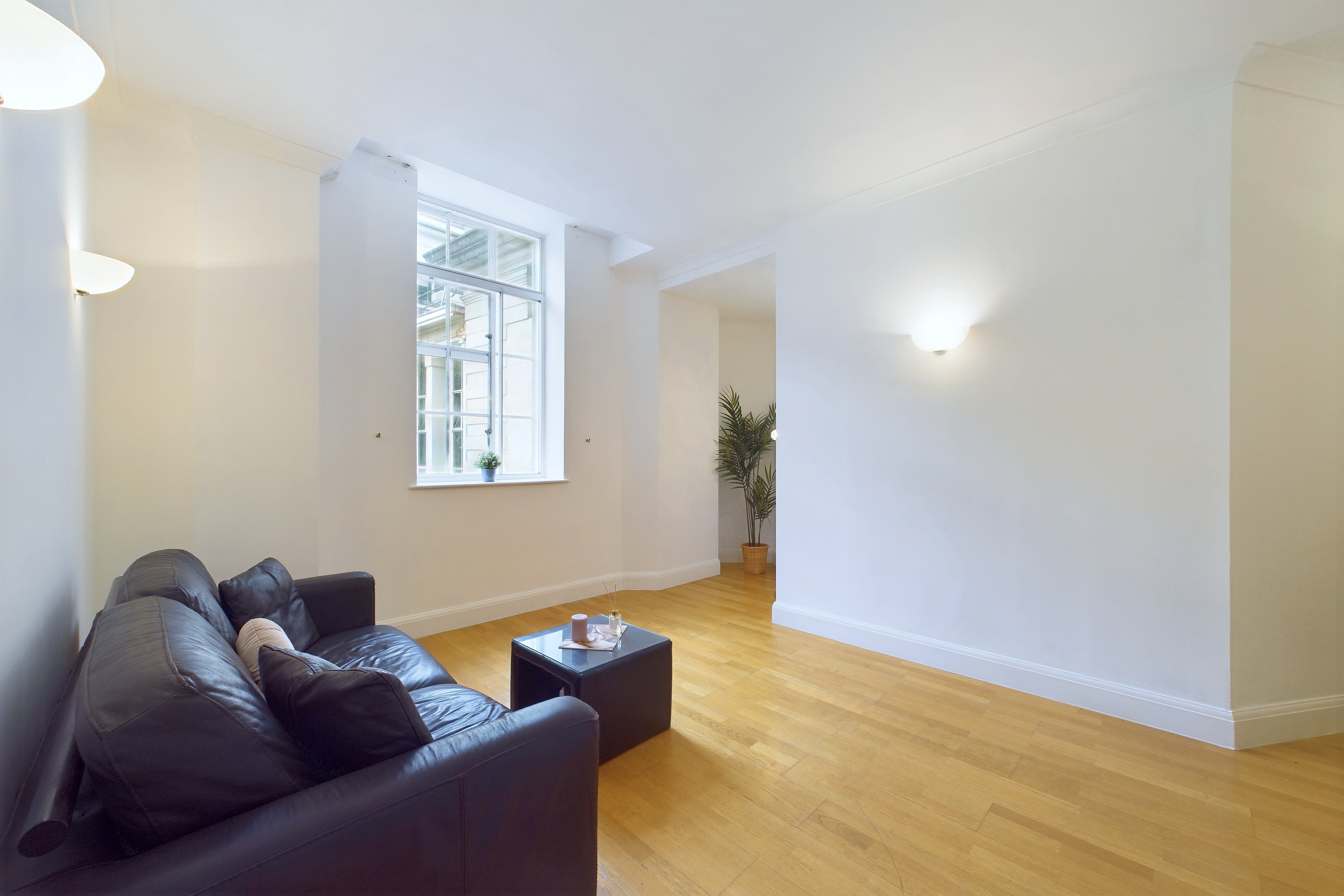 Flat Belvedere Road in Greater London