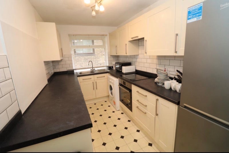 Room Worple Road in Greater London