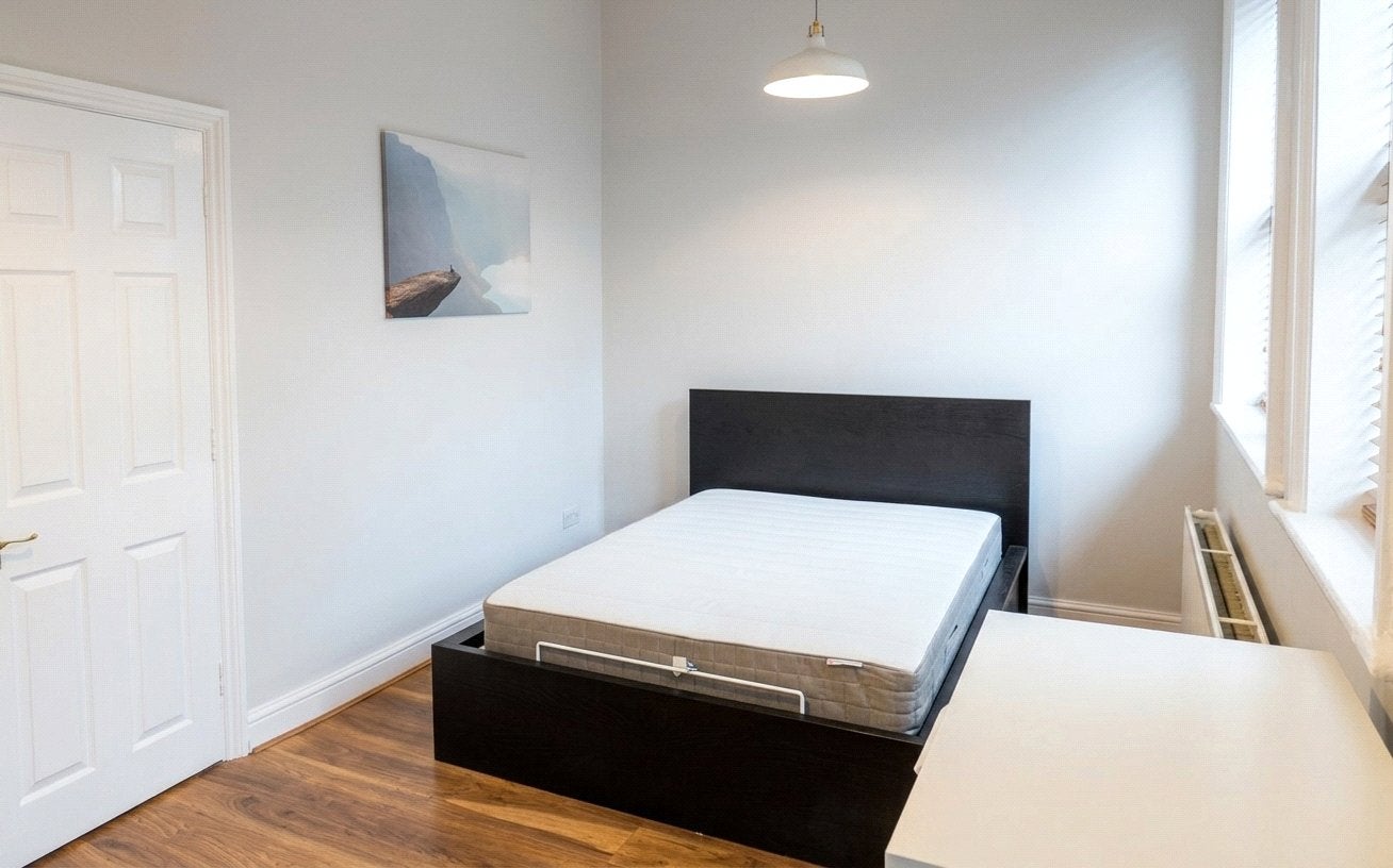 Flat Westcote Road in Reading
