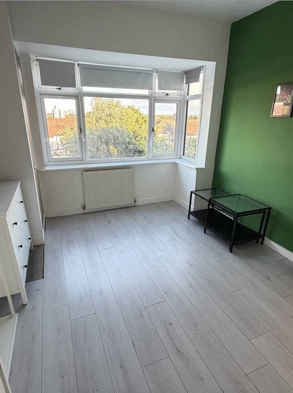 Room Clayhill Crescent in Greater London
