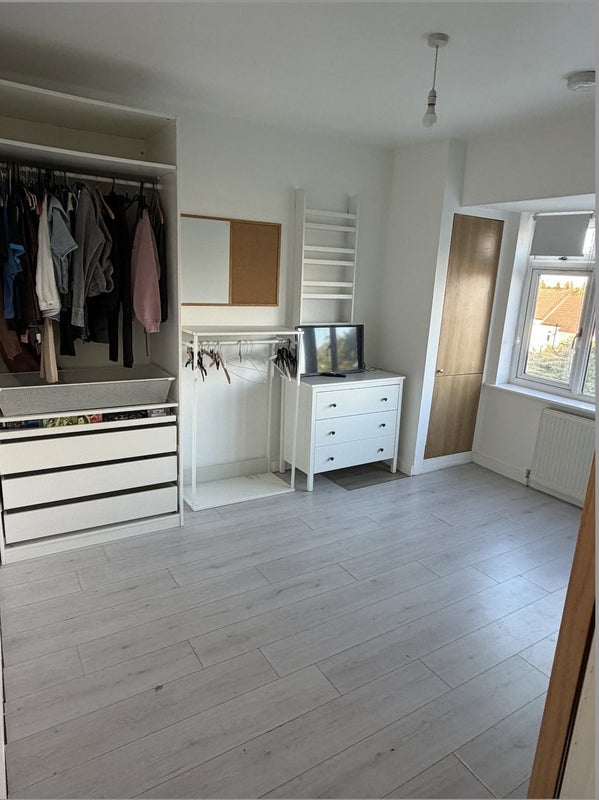 Room Clayhill Crescent in Greater London