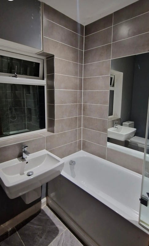 Room Clayhill Crescent in Greater London