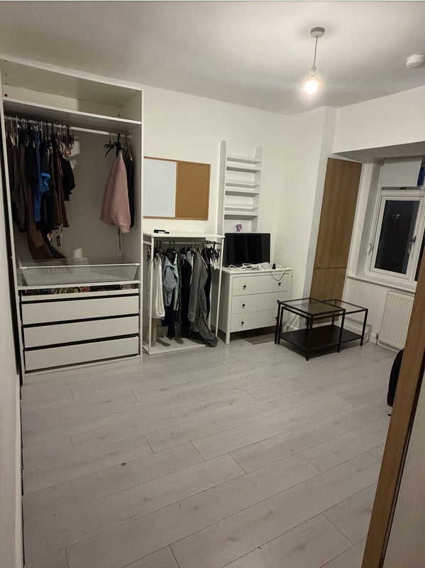 Room Clayhill Crescent in Greater London