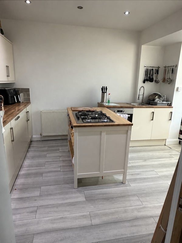 Room Clayhill Crescent in Greater London