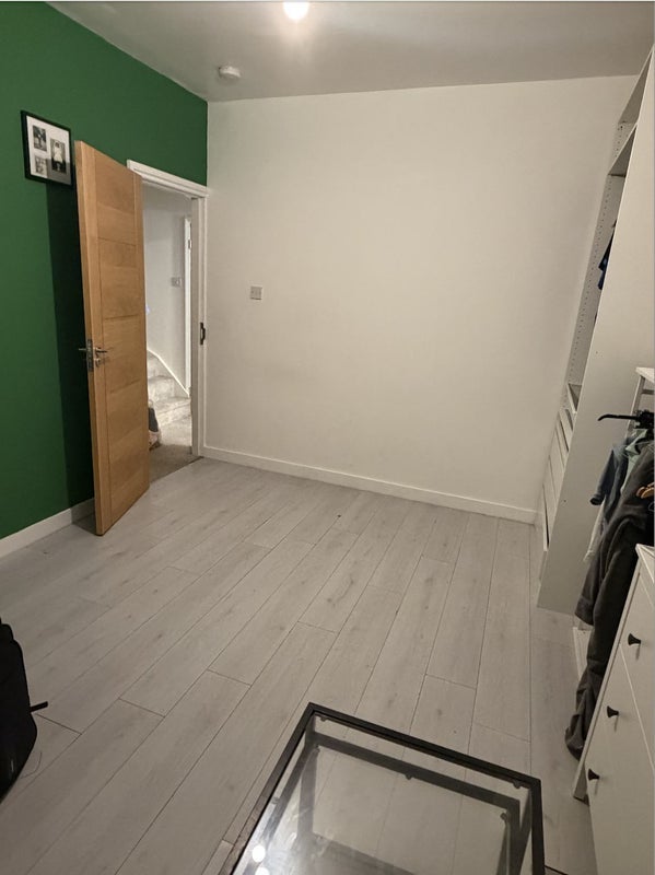 Room Clayhill Crescent in Greater London
