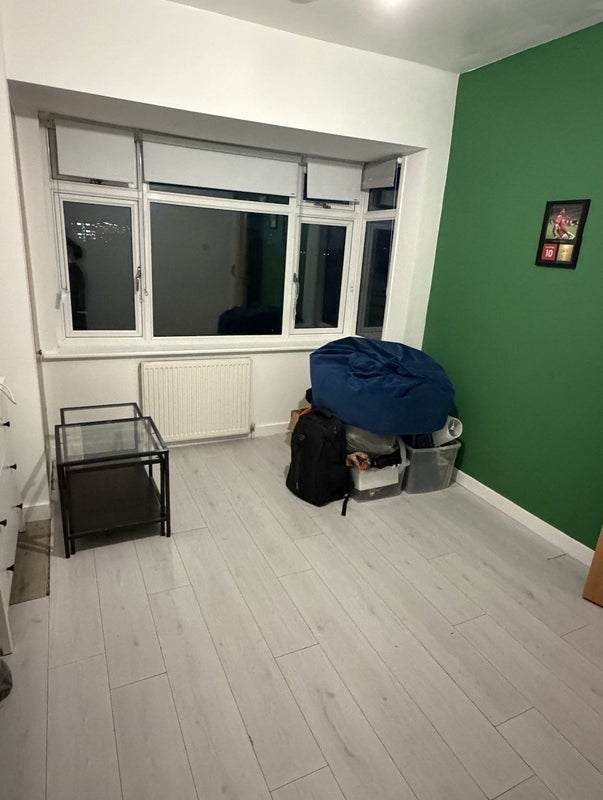 Room Clayhill Crescent in Greater London