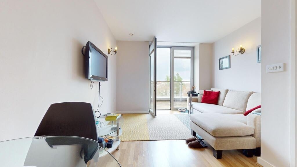 Flat Empire Way in Greater London