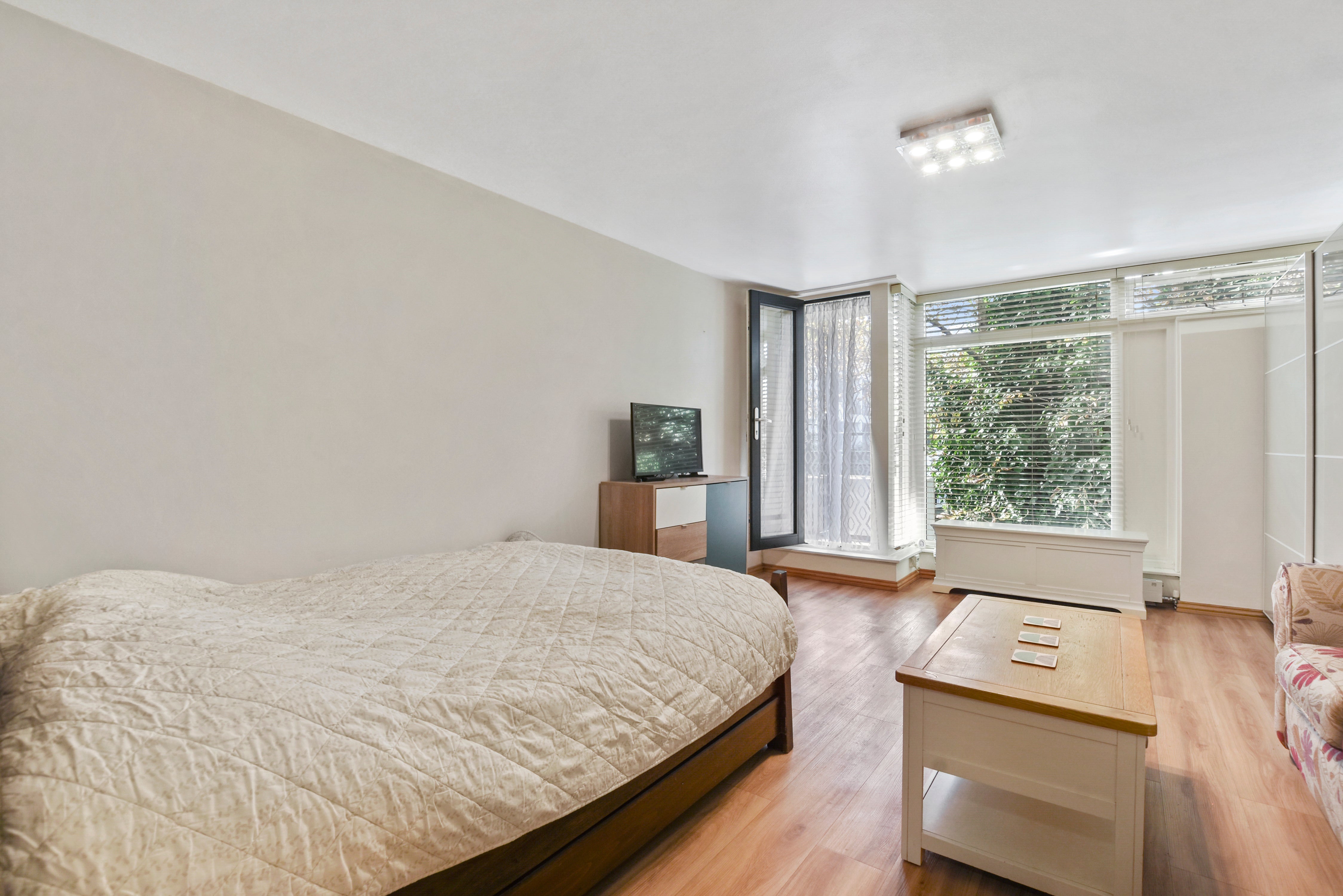 Flat Broadfield Lane in Greater London
