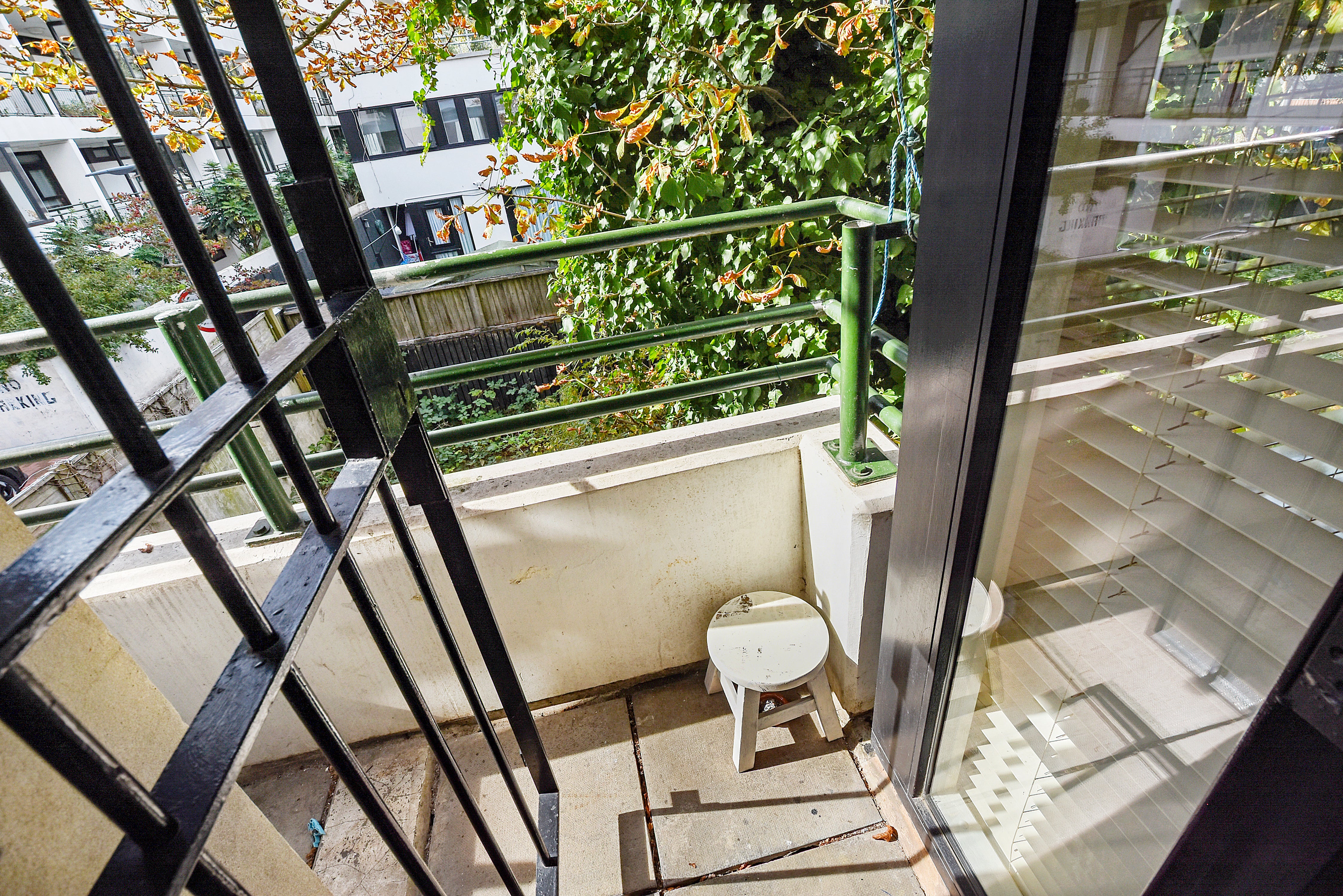 Flat Broadfield Lane in Greater London