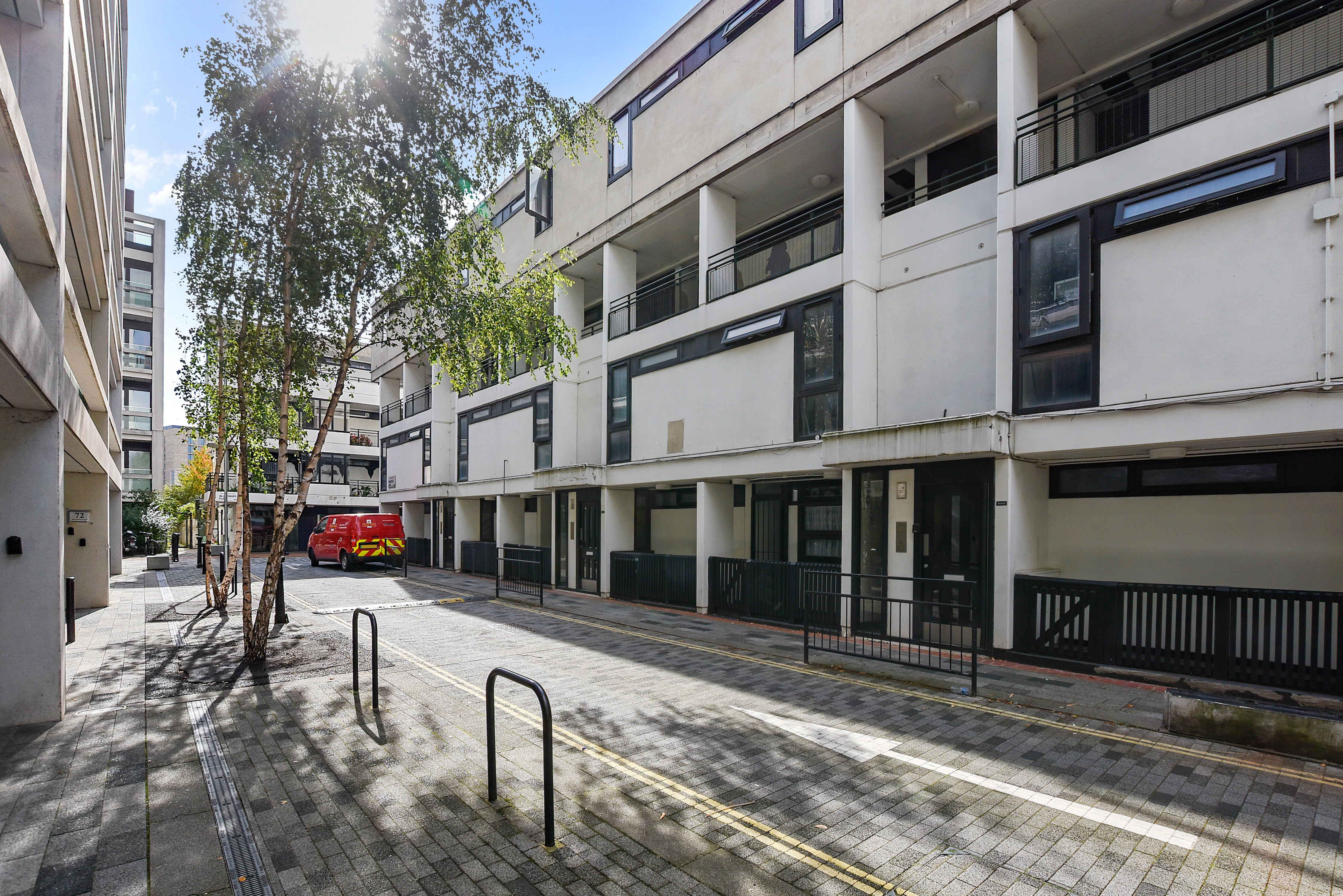 Flat Broadfield Lane in Greater London