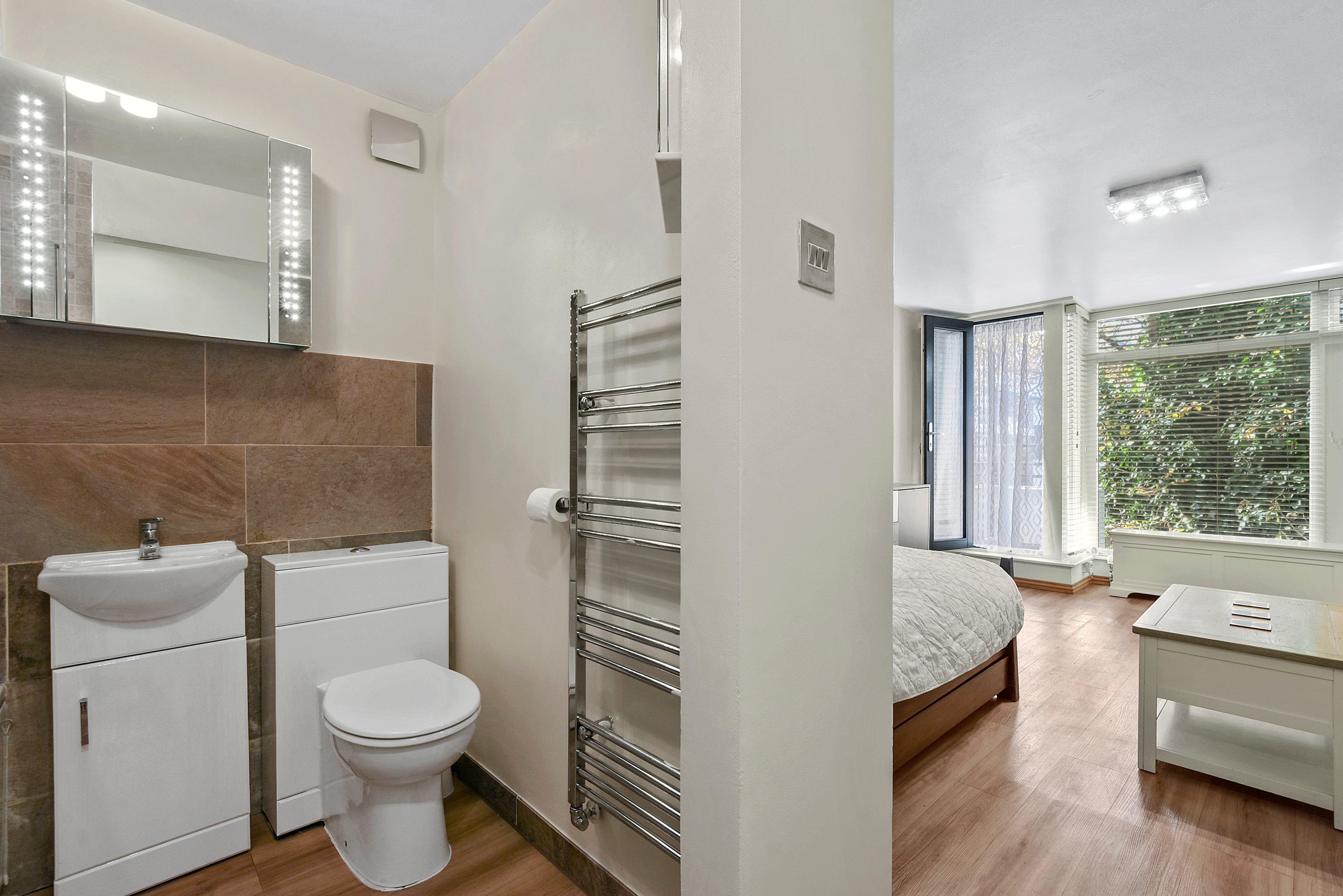 Flat Broadfield Lane in Greater London
