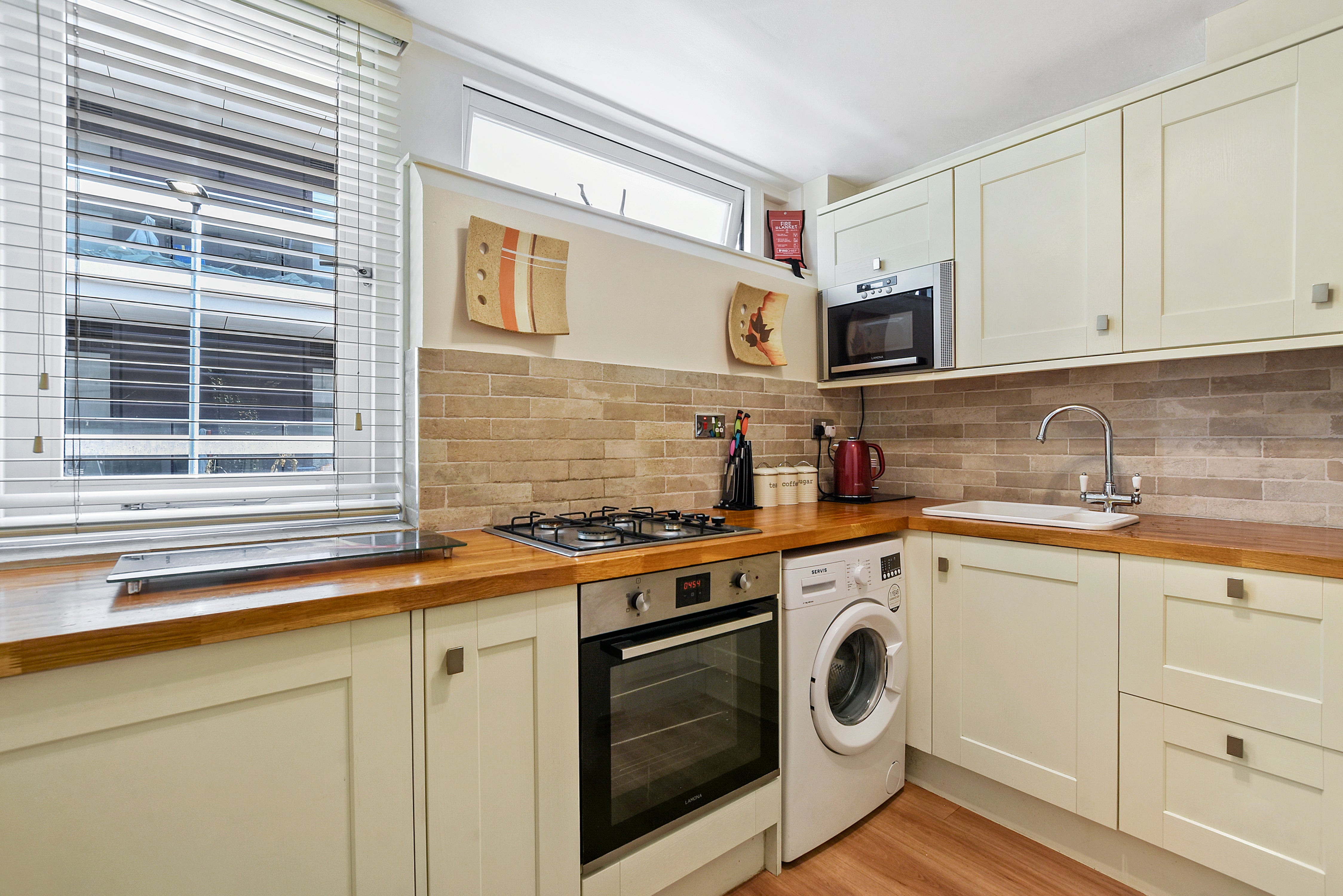 Flat Broadfield Lane in Greater London