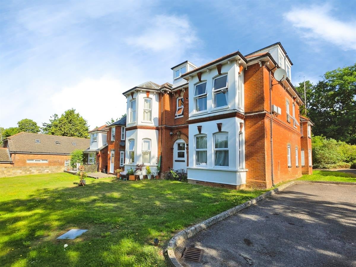 Flat Church Lane West in Rushmoor