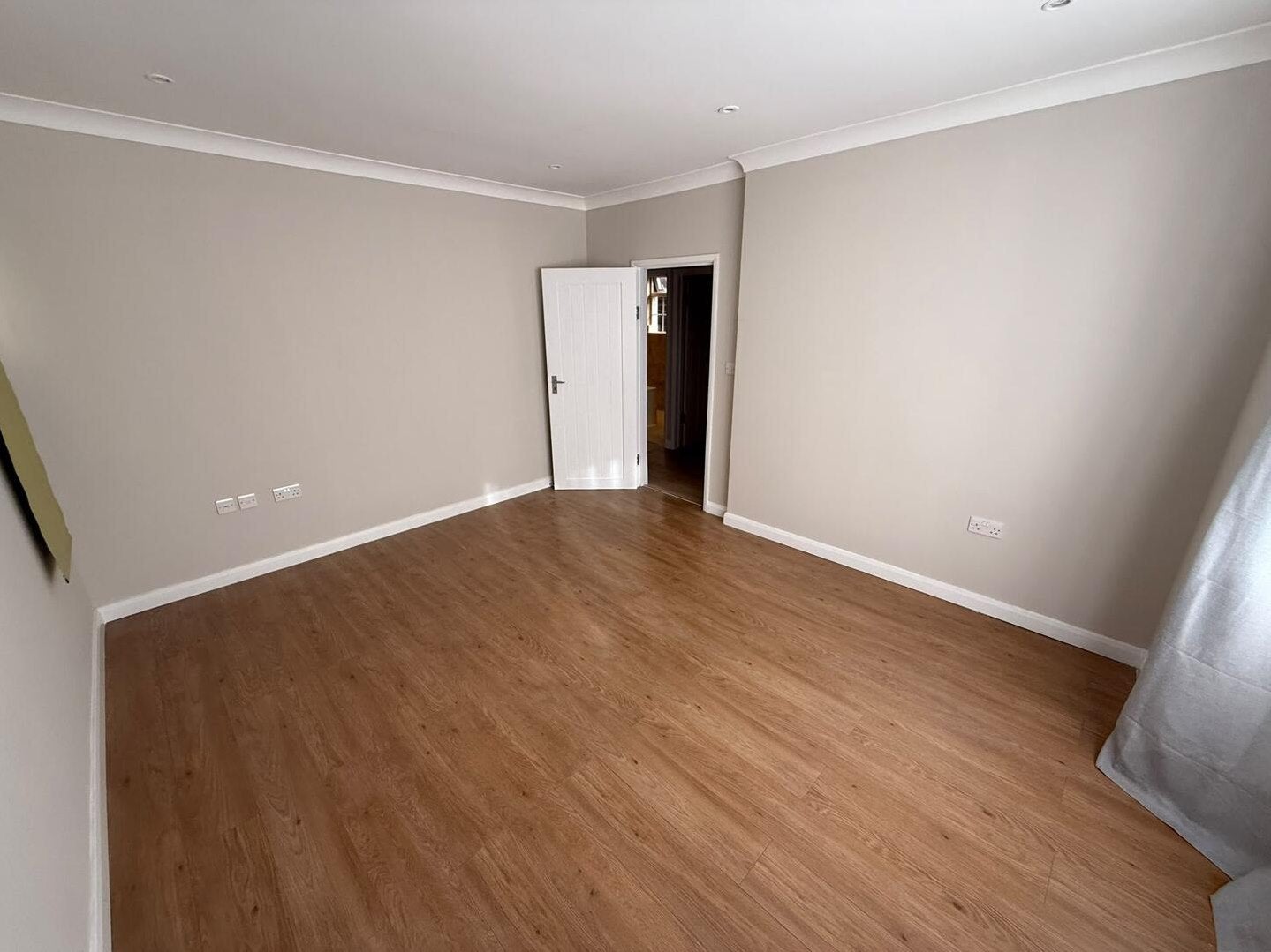 Flat Ballards Lane in Greater London