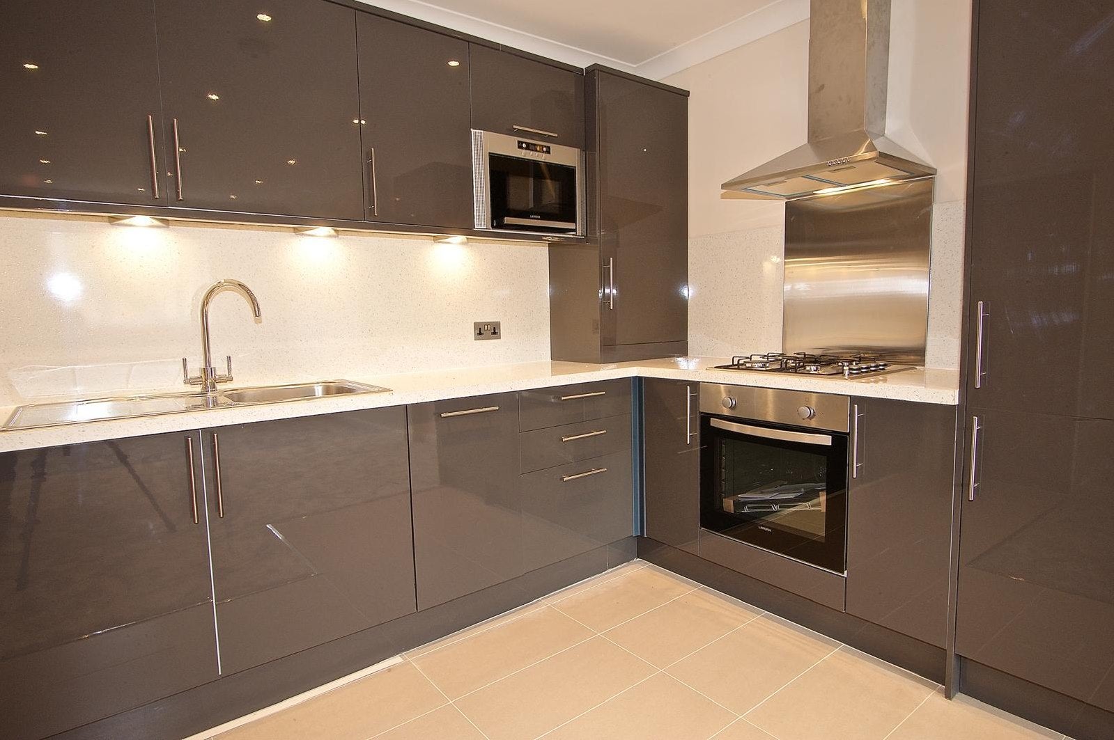 Flat Ballards Lane in Greater London