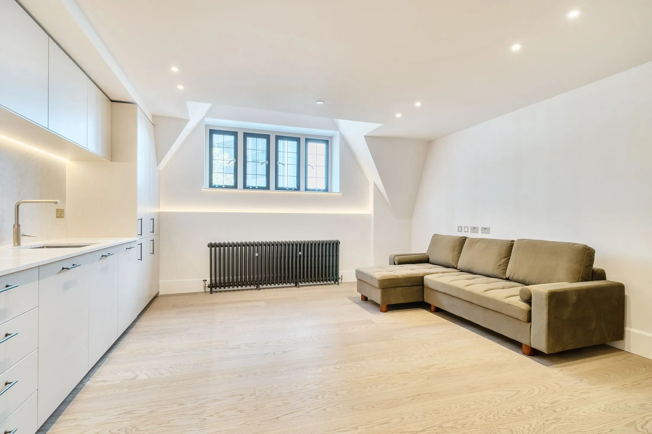 Flat Kensington Court in Greater London