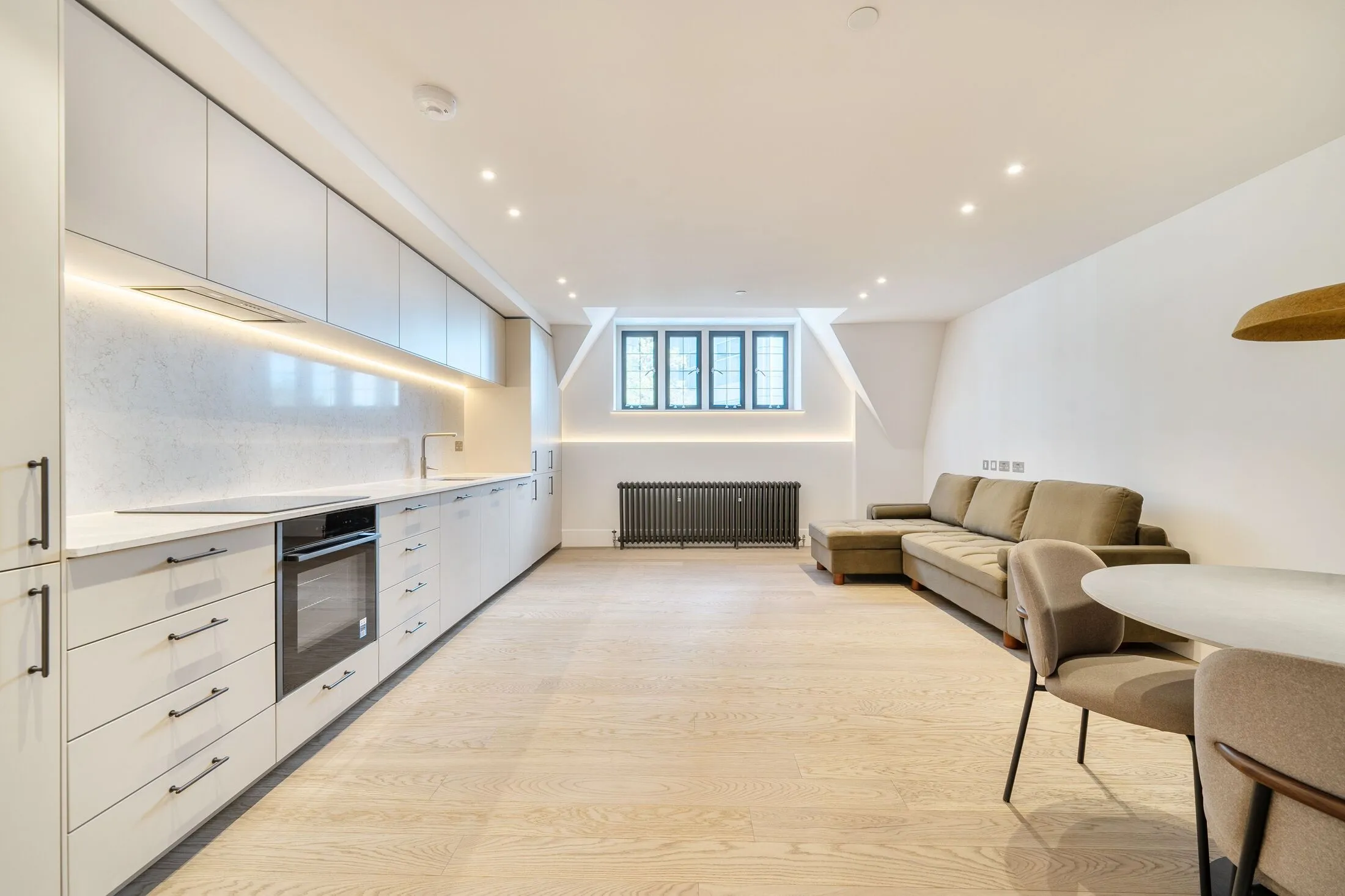 Flat Kensington Court in Greater London