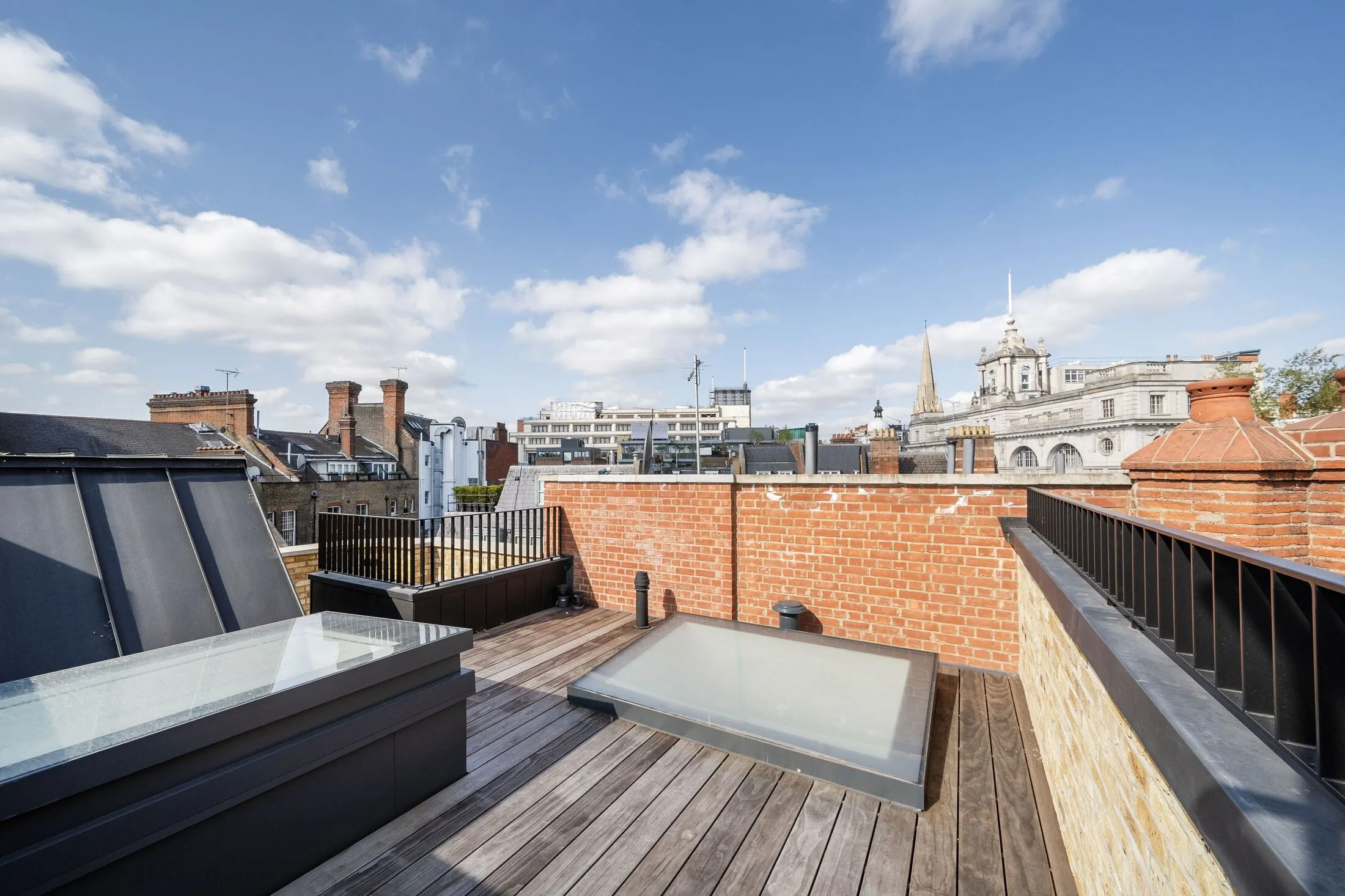 Flat Kensington Court in Greater London