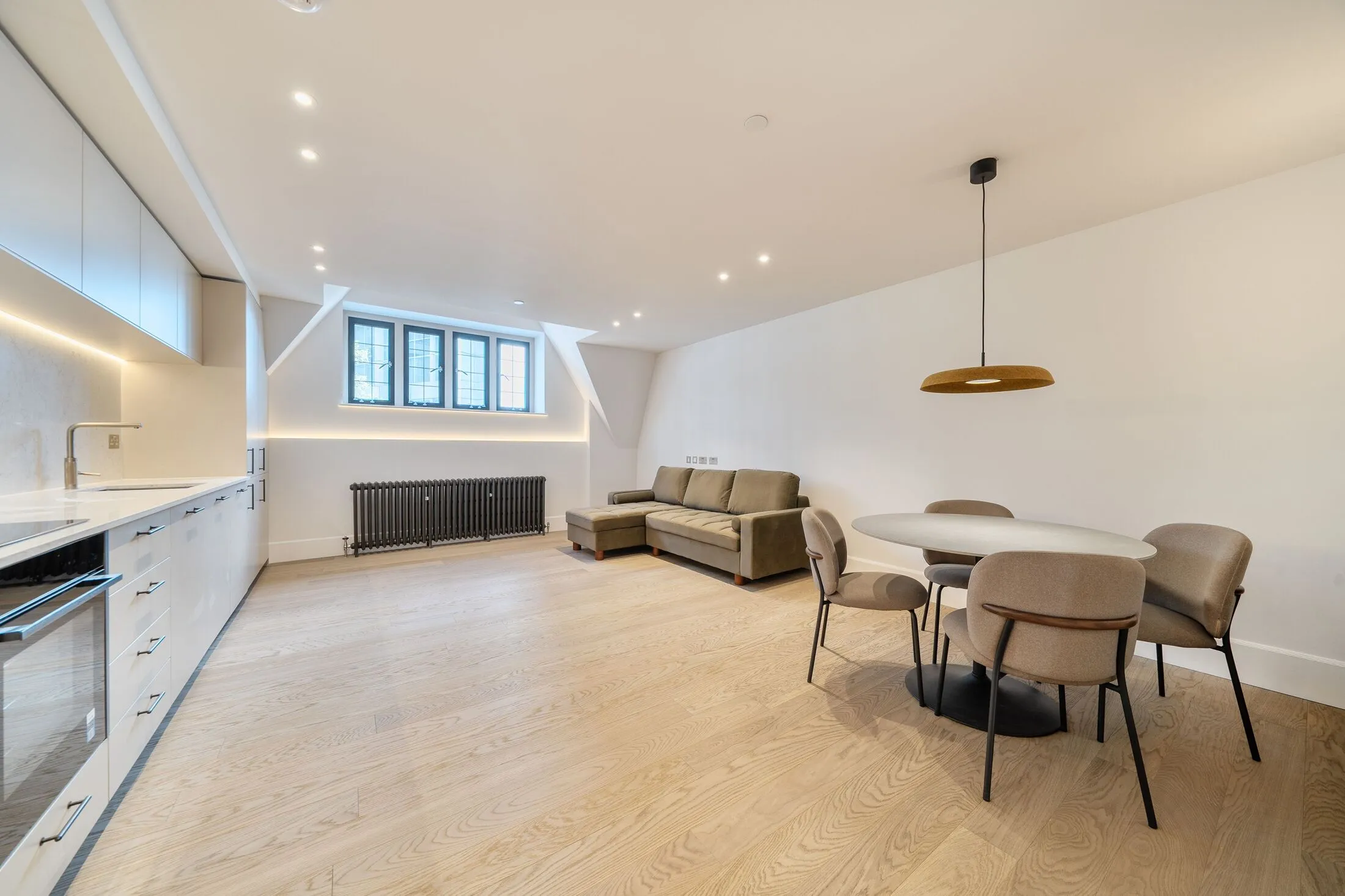 Flat Kensington Court in Greater London