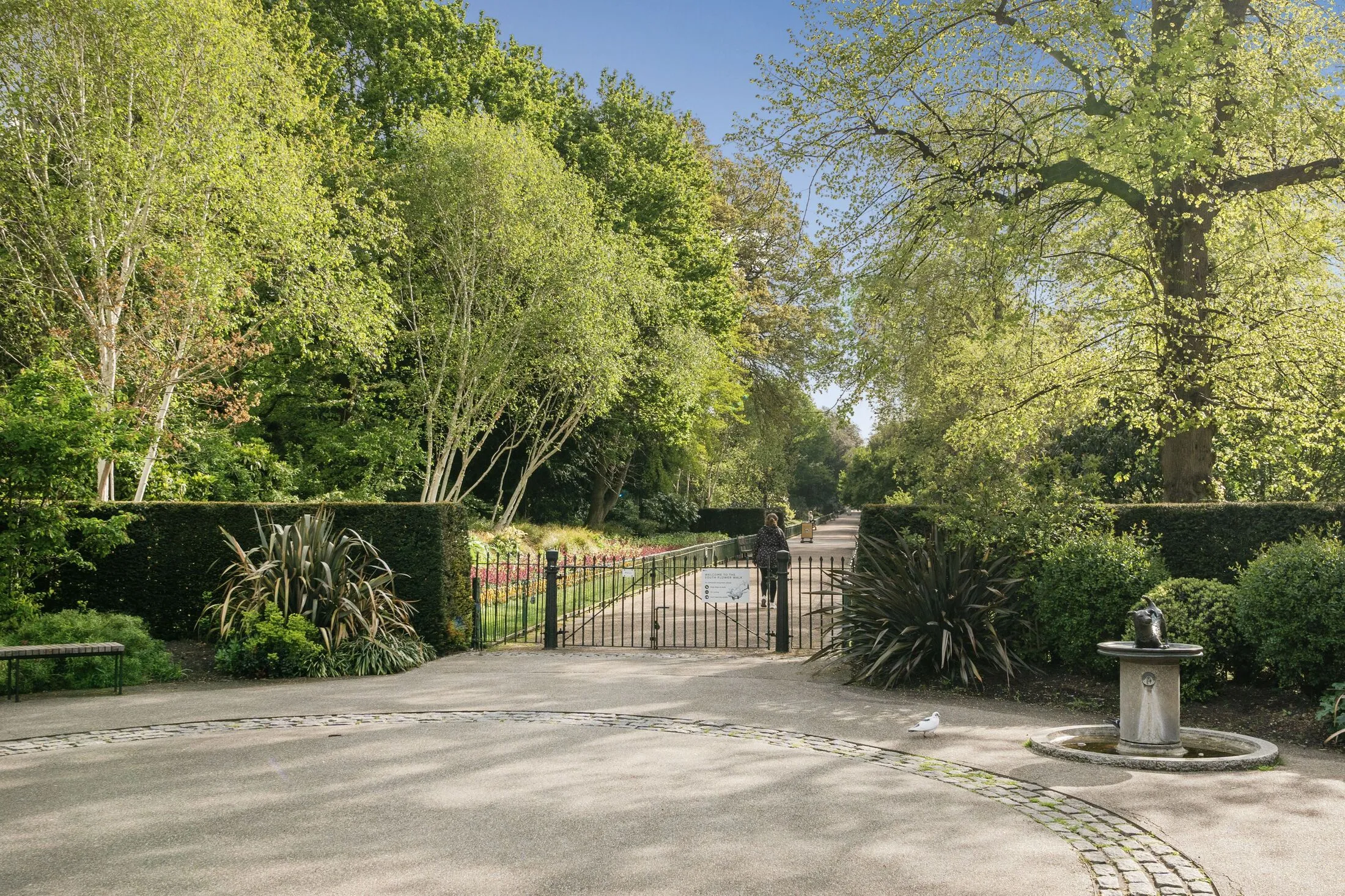 Flat Kensington Court in Greater London