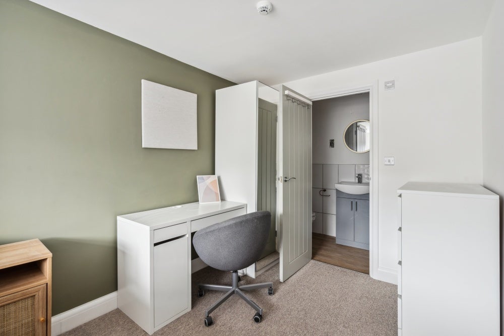 Room Douglas Road in Aylesbury