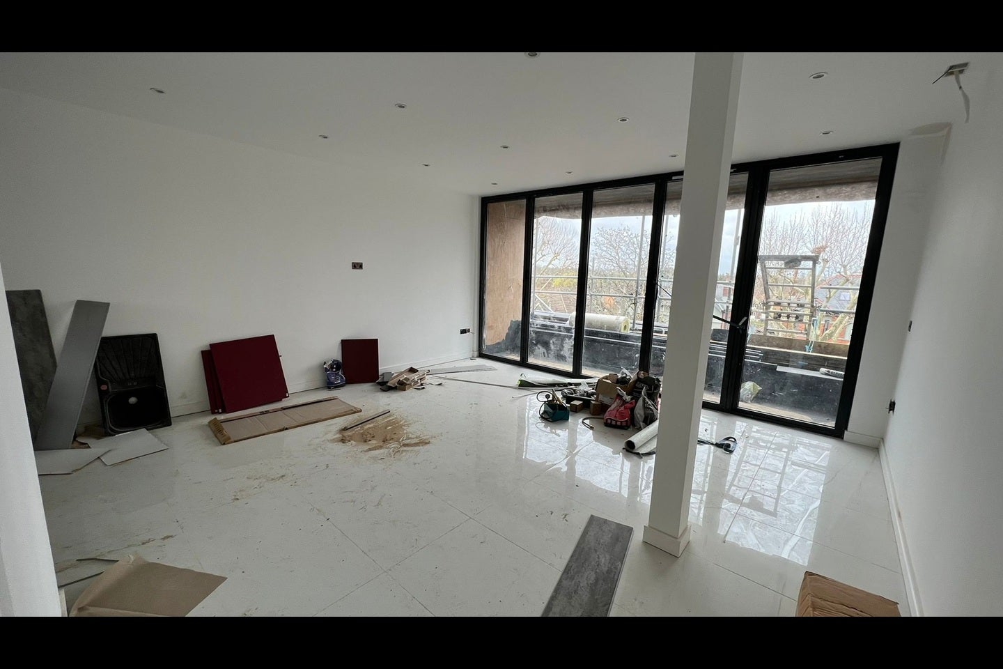 Flat Robins Court in Greater London