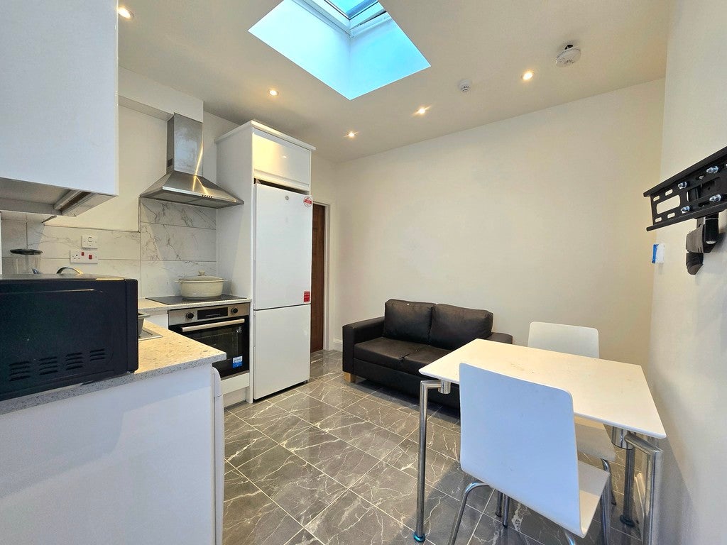 Flat Kingston Road in Greater London