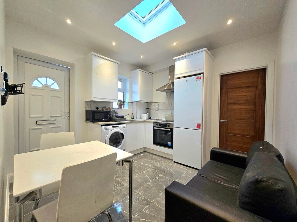 Flat Kingston Road in Greater London