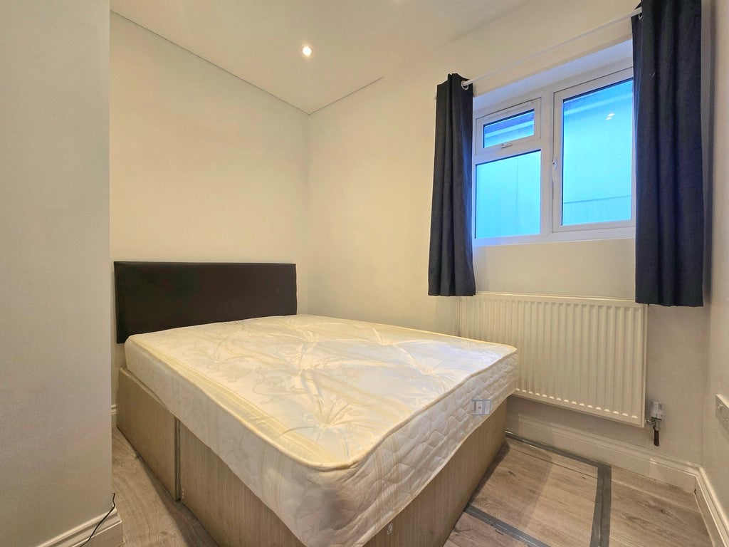 Flat Kingston Road in Greater London