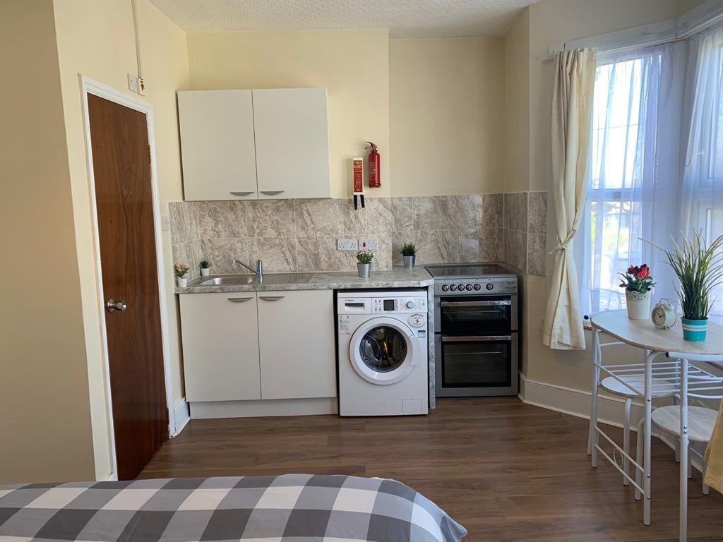 Flat Wimborne Road in Greater London