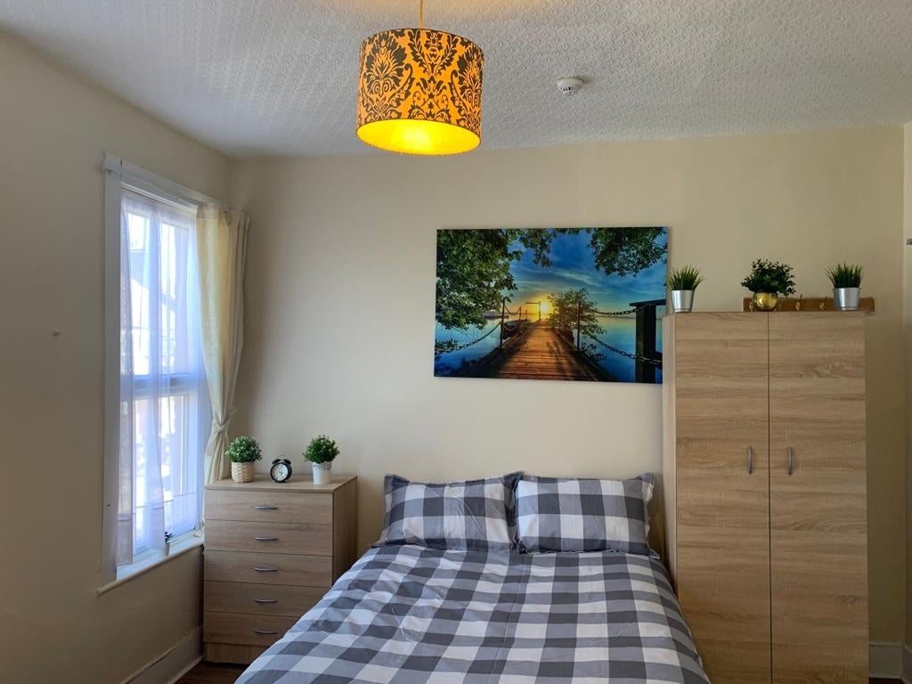 Flat Wimborne Road in Greater London