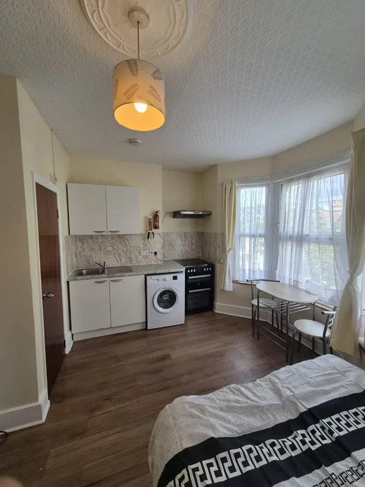 Flat Wimborne Road in Greater London