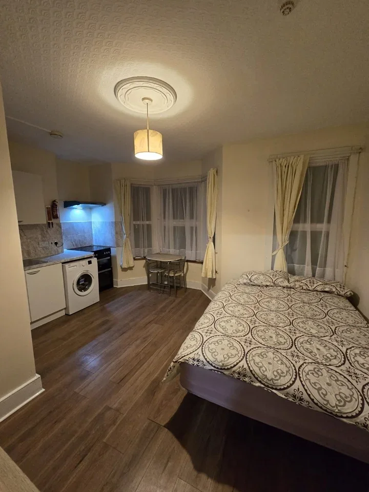 Flat Wimborne Road in Greater London
