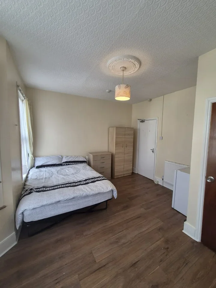 Flat Wimborne Road in Greater London