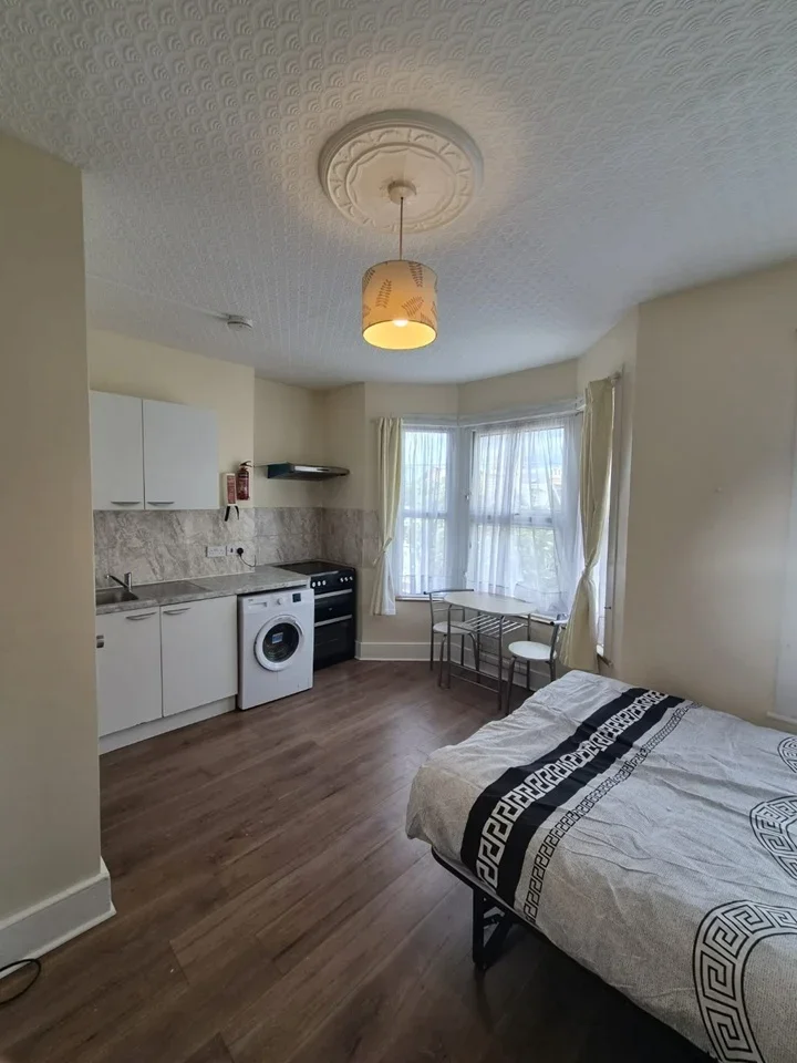 Flat Wimborne Road in Greater London