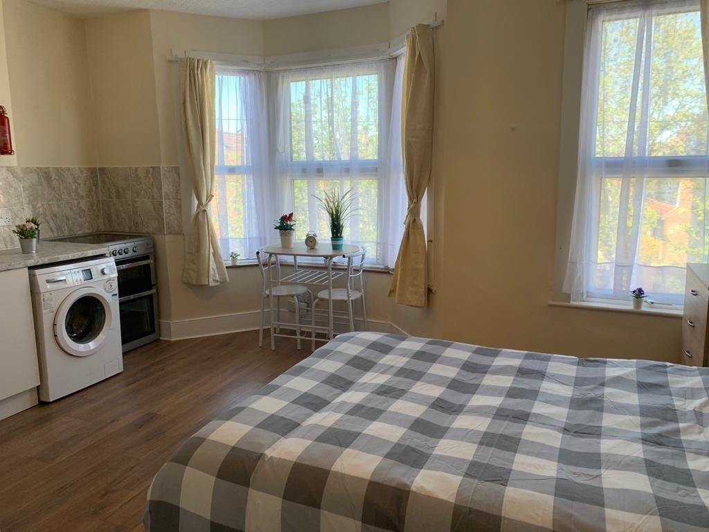 Flat Wimborne Road in Greater London