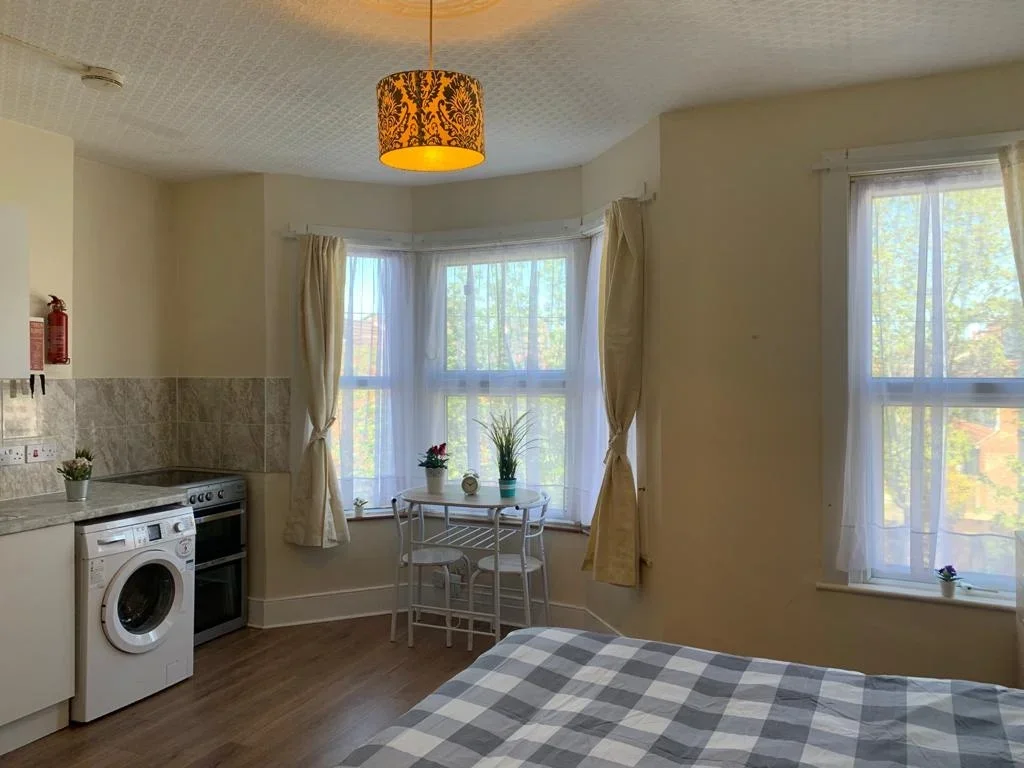 Flat Wimborne Road in Greater London