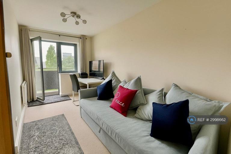 Flat Agate Close in Greater London