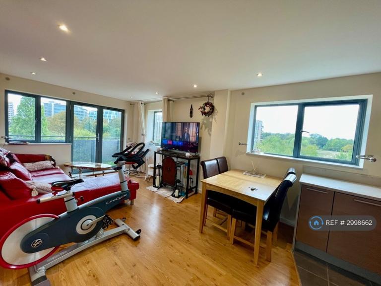 Flat Agate Close in Greater London