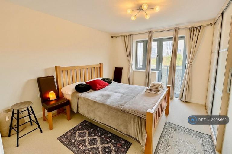 Flat Agate Close in Greater London